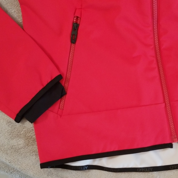 Oakley Midlayer Softshell Jacket in Red - Picture 3 of 8